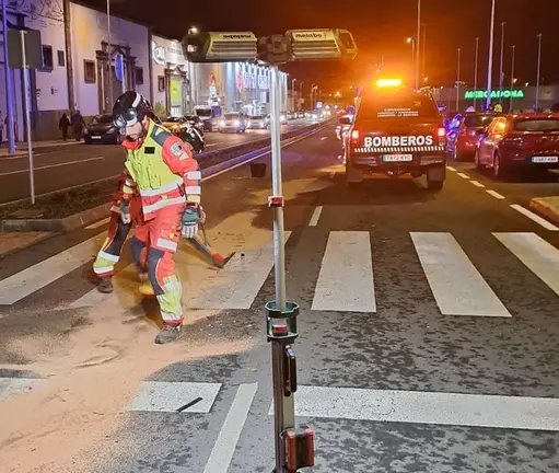 Imagen de los bomberos limpiando la zona del accidente.