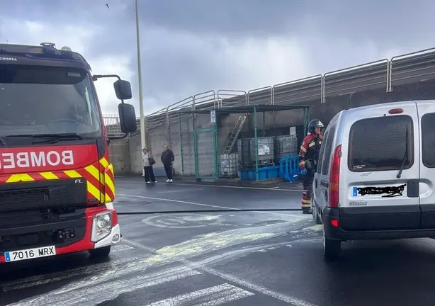 Momento en el que los bomberos terminan de controlar la situaci&oacute;n.