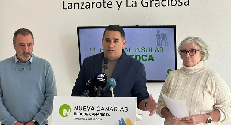 Yoné Caraballo interviene en la Rueda de Prensa junto a la doctora Blanca Torres y Ariel Bonilla.