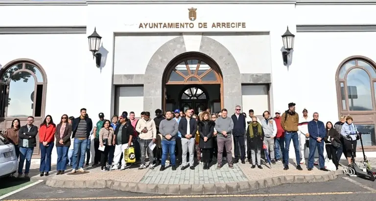 Momento del minuto de silencio junto al Ayuntamiento de Arrecife en memoria de las v&iacute;ctimas del accidente ferroviario registrado anoche en Andaluc&iacute;a.