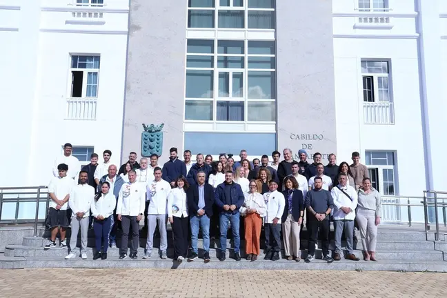 Oswaldo Betancort, Nori Mach&iacute;n y Armando Santana junto a representantes del sector.