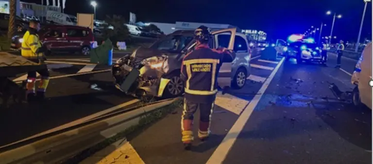 Bomberos del Consorcio de Seguridad y Emergencias junto al veh&iacute;culo accidentado.