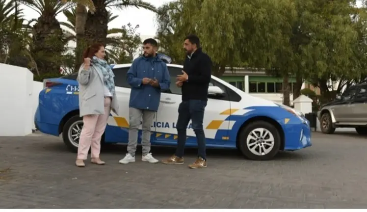 Concejales de CC en San Bartolom&eacute; junto a un veh&iacute;culo de la Polic&iacute;a Local.