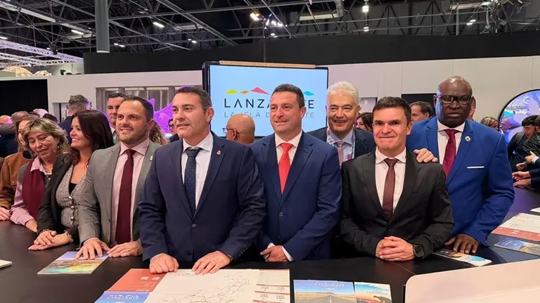 Jos&eacute; Juan Cruz junto al resto de representantes p&uacute;blicos de Lanzarote en FITUR.