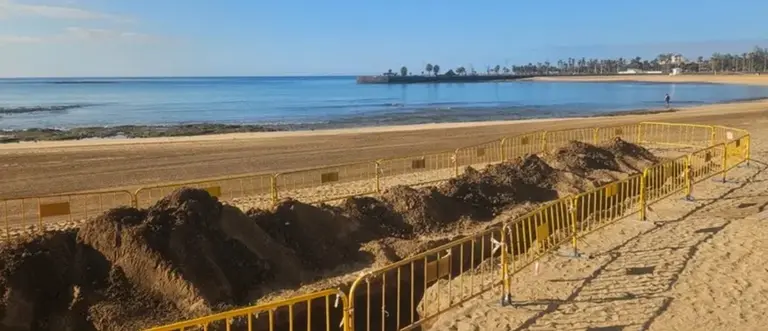 Imagen de una de las obras que se han realizado en la playa de El Reducto, actualmente cerrada al ba&ntilde;o.