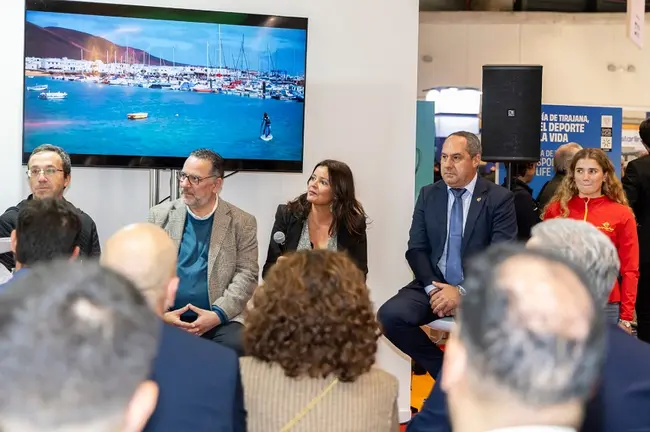 Momento de la presentaci&oacute;n con el consejero de Deportes del Gobierno de Canarias, la alcaldesa de Teguise y el consejero de Deportes del Cabildo de Lanzarote.