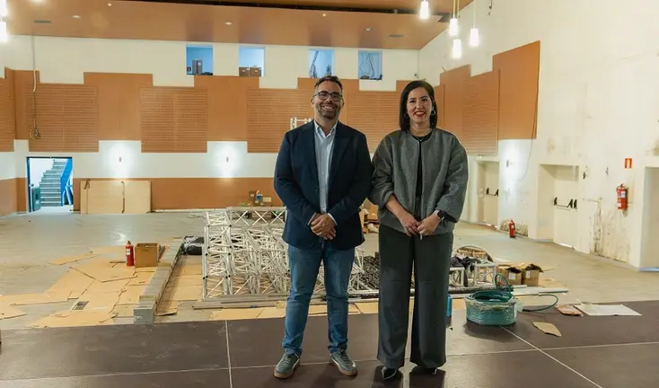 Echedey Eugenio y Abigail Gonz&aacute;lez visitan las obras del teatro municipal.