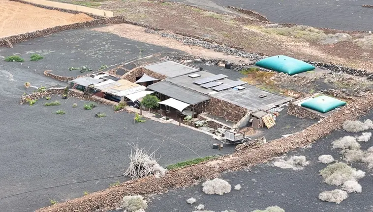 Edificaci&oacute;n realizada en suelo r&uacute;stico y espacio protegido.