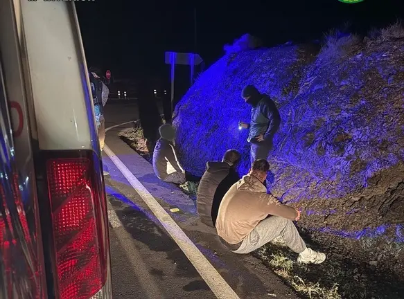 Los ocupantes de la embarcaci&oacute;n en el momento en el que fueron detenidos por agentes de la Guardia Civil.