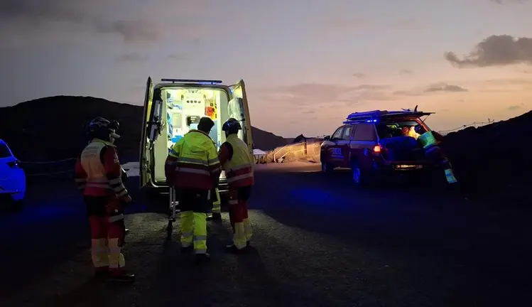 El equipo sanitario y los bomberos en el momento del traslado