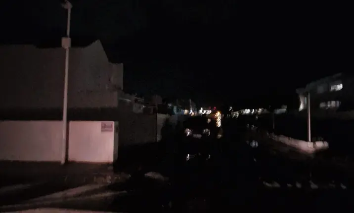 Imagen de una calle totalmente a oscuras este fin de semana en Playa Honda