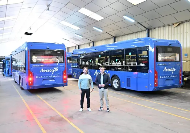 El alcalde Yonathan de León, y el concejal Mario González Altube, la pasada semana en las instalaciones en la Península de la empresa adjudicataria de estas 4 guaguas.