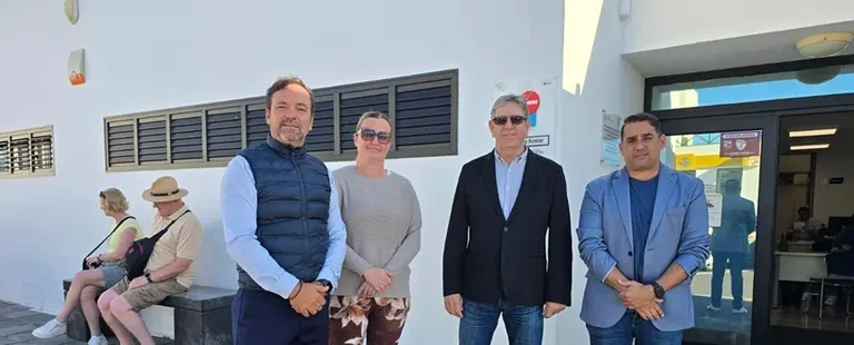 Yon&eacute; Caraballo y Juan de Le&oacute;n visitando este lunes las instalaciones del Consultorio Local de Tías.