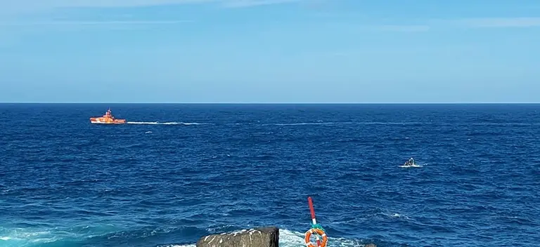 Embarcaci&oacute;n de los GEAS en la zona donde se ha encontrado el cuerpo.
