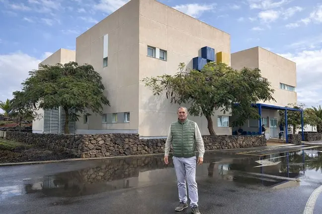 Luis Miguel Valiente en el Centro de Salud de Playa Blanca.