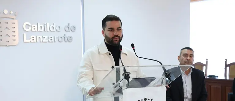 Jes&uacute;s Mach&iacute;n Tavio junto al presidente del Cabildo.