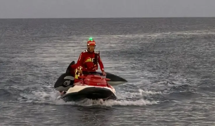 Imagen del bombero tras rescatar el hinchable.