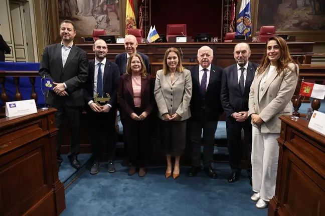 Astrid P&eacute;rez junto a representantes de asambleas regionales europeas .