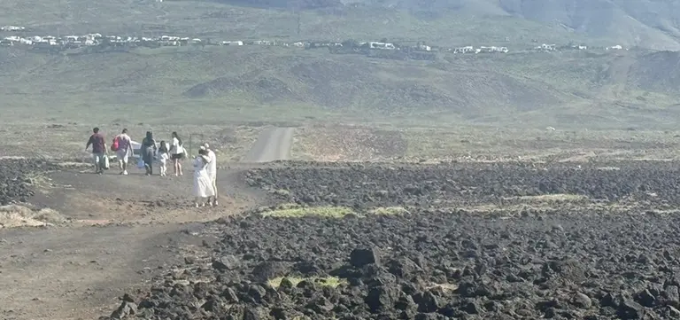 Imagen de gente salt&aacute;ndose el precinto de seguridad de la zona de Los Charcones.