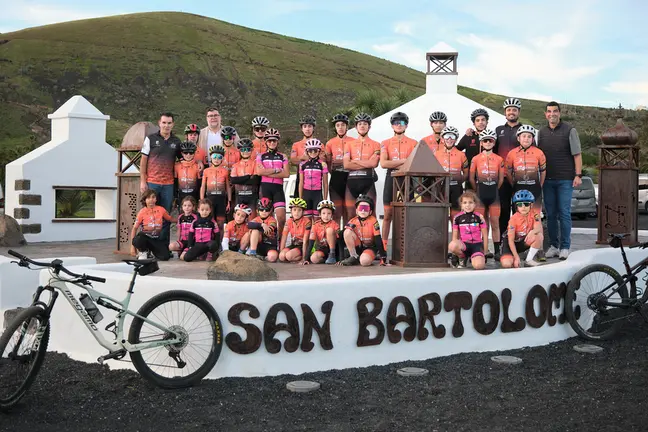 Isidro P&eacute;rez y Alexis Hern&aacute;ndez junto a los representantes del Club MTB Aljibe &ndash; Lanzarote en la presentacion Campeonato Mountain Bike 9.