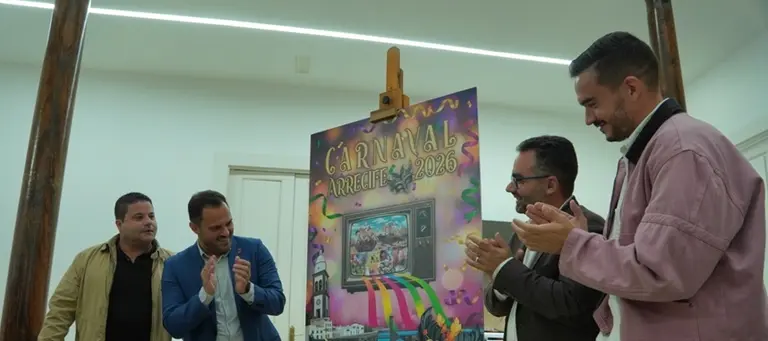 Yonathan de Le&oacute;n y Echedey durante la presentaci&oacute;n del cartel del Carnaval de Arrecife 2026.
