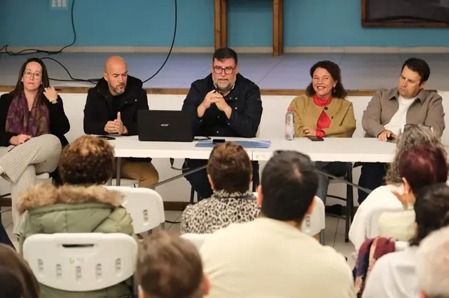 Isidro P&eacute;rez y componentes del grupo de gobierno de San Bartolom&eacute; en el encuentro de El Islote.
