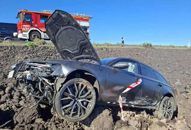 Los bomberos y la Polic&iacute;a Local se encargaron de controlar las consecuencias del aparatoso accidente