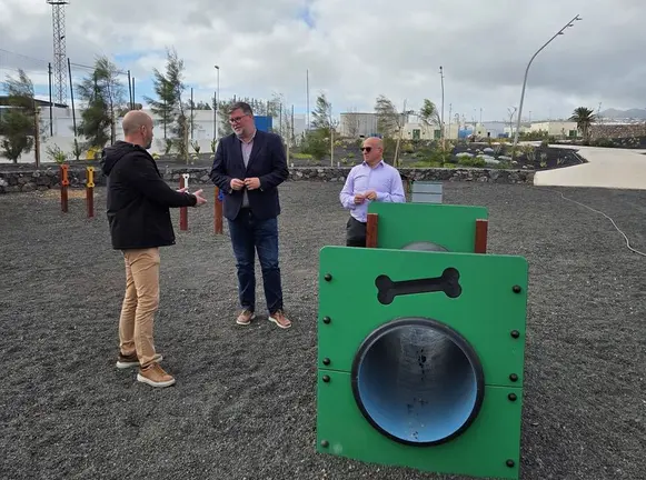El alcalde visitando el nuevo parque canino