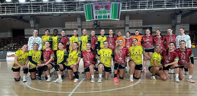Jugadoras del Cleba y Puerto del carmen en la previa del partido.