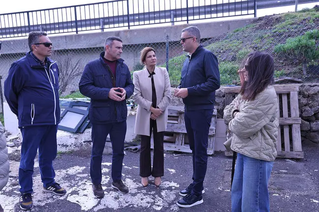 Kiko Aparcio, Oswaldo Betancort y Mar&iacute;a Jes&uacute;s Tovar junto operarios.