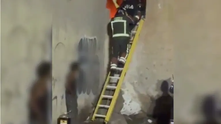 Bomberos realizado el rescate de las personas afectadas por las llamas.