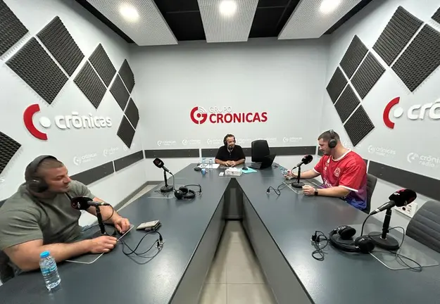 Crist&oacute;bal Olivero en el estudio de Cr&oacute;nicas Radio con los dos grandes luchadores del Tinajo y del San Bartolom&eacute; que se medir&aacute;n este viernes.