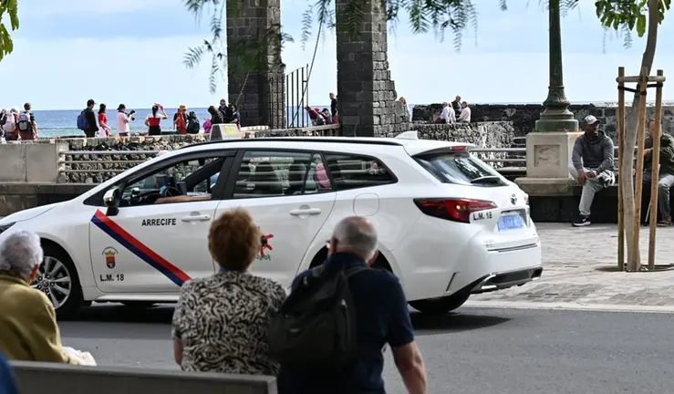 Taxi de Arrecife con viajeros en las proximidades de una parada municipal junto al Puente de las Bolas