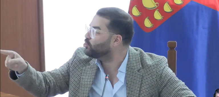 Jes&uacute;s Mach&iacute;n Tav&iacute;o dirigi&eacute;ndose a Mar&iacute;a Dolores Corujo.