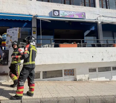 Los bomberos tras la actuaci&oacute;n en el inmueble