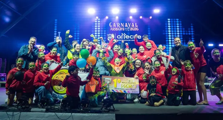 Imagen de los felices ganadores en el escenario del carnaval