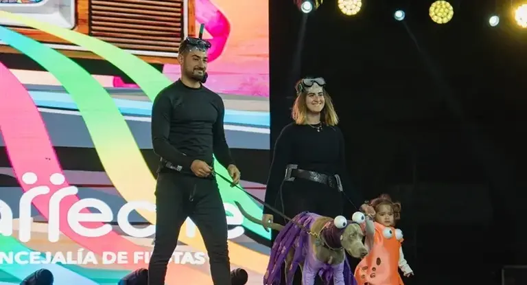 Perro ganador del concurso Canino de disfraces.