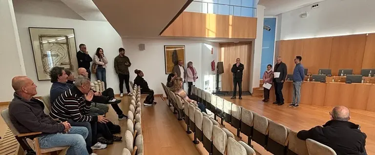 Representantes p&uacute;blicos del Ayuntamiento de T&iacute;as junto a las personas contratadas.