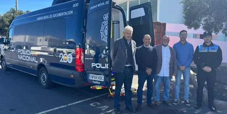 Jos&eacute; Juan Cruz, Nicol&aacute;s Saavedra y Pedro Viera junto al Veh&iacute;culo Integral de Documentaci&oacute;n (VIDOC) de la Polic&iacute;a Nacional