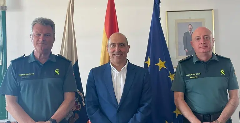Pedro Viera junto a el nuevo comandante de la Compa&ntilde;&iacute;a de la Guardia Civil de Costa Teguise.