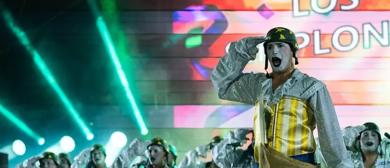 Simplones durante su tema Para cualquier emergencia, mi kit de supervivencia.