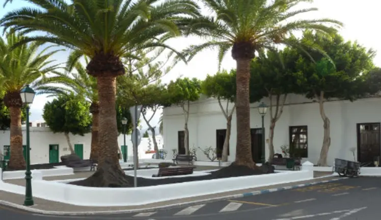 Entrada al Ayuntamiento de Yaiza.