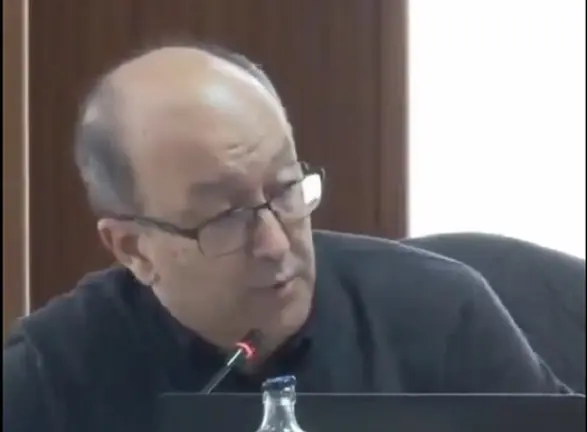 Captura de pantalla del secretario del Cabildo en el momento en el que solt&oacute; su sentido discurso. 