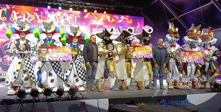 Los representantes de las tres murgas ganadoras recogiendo sus premios en el escenario con el alcalde y el primer teniente de alcalde de Arrecife
