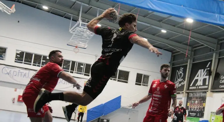 Jugador del San Jos&eacute; Obrero realizando un lanzamiento desde el extremo.