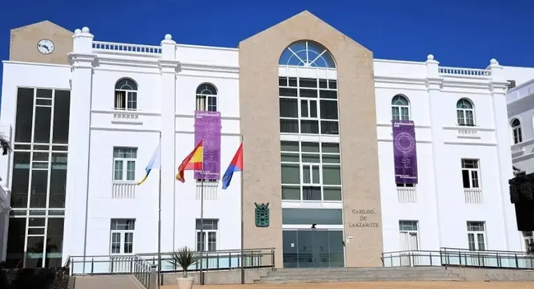 Imagen de la fachada del Cabildo de Lanzarote. 