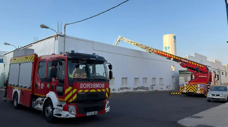 Los bomberos accediendo a la vivienda