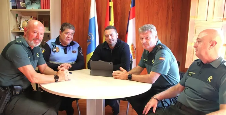 &Oacute;scar Noda junto al nuevo comandante de la compa&ntilde;&iacute;a de la Guardia Civil de Costa Teguise.