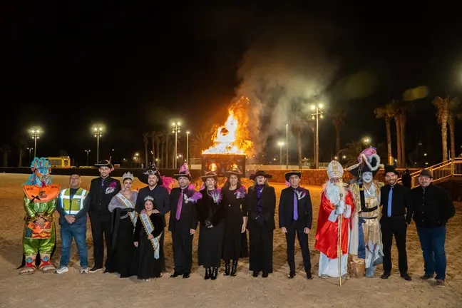 Componentes del grupo de gobierno de Arrecife junto a los representantes de las agrupaciones tras quemar la sardina.