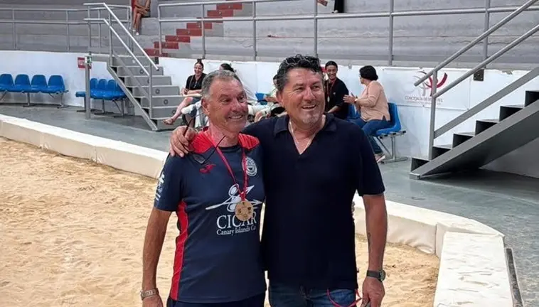 Presidente del San Bartolom&eacute; junto a un &aacute;rbitro.